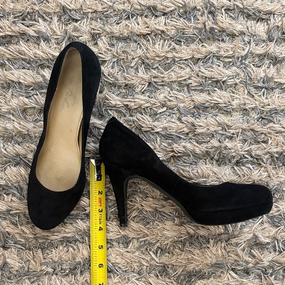 Elegant Marc Fisher Black Suede Women's Heels, Size 6 - Picture 8 of 8